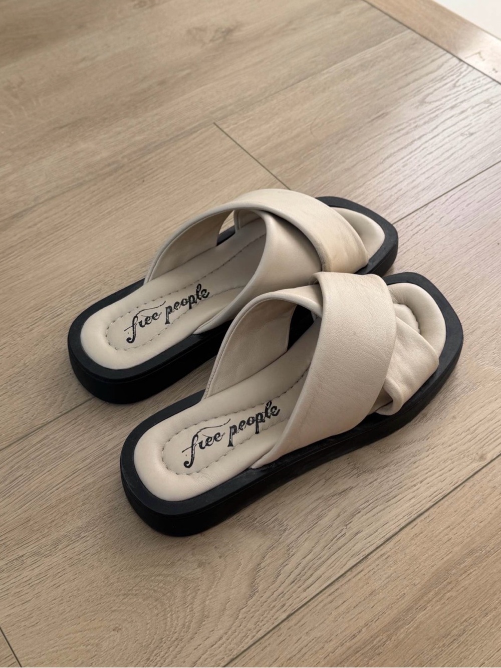 FREE PEOPLE LEATHER SLIDES ❤️